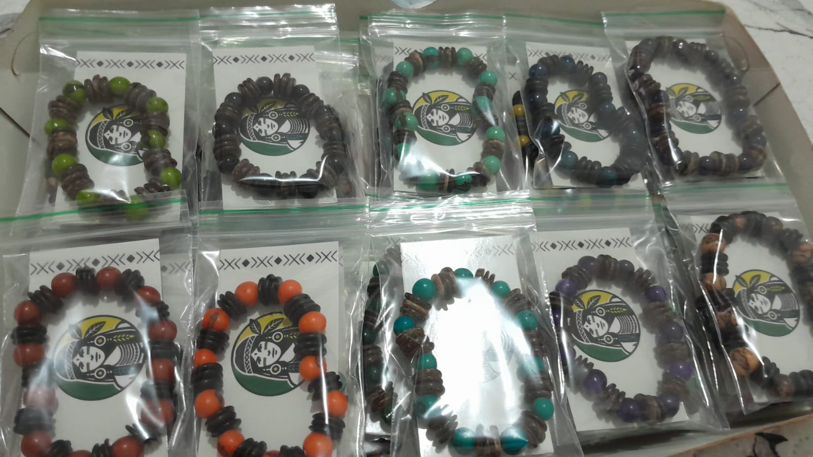 Pulseiras de caroços de açaí